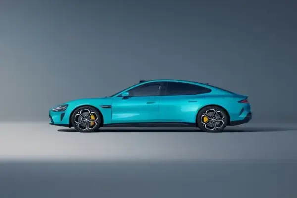 Tesla đối mặt với đối thủ mới khi gã khổng lồ công nghệ ra mắt chiếc xe điện đầu tiên